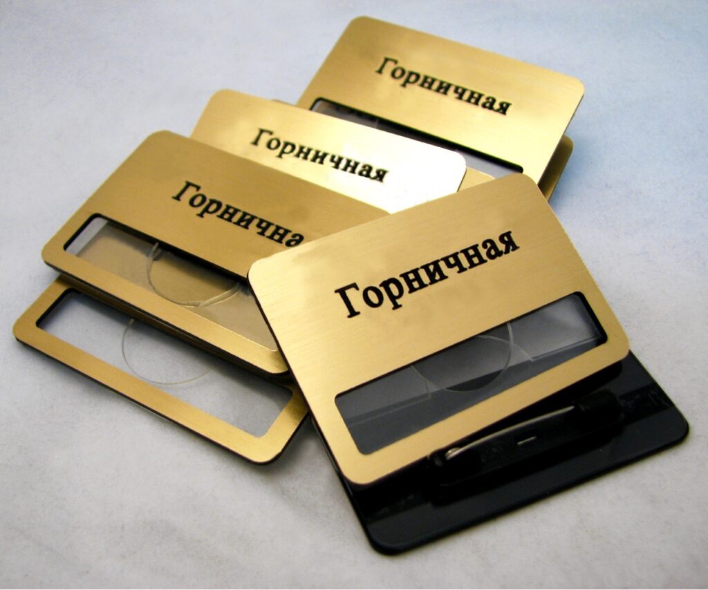 Бейджі з віконцем